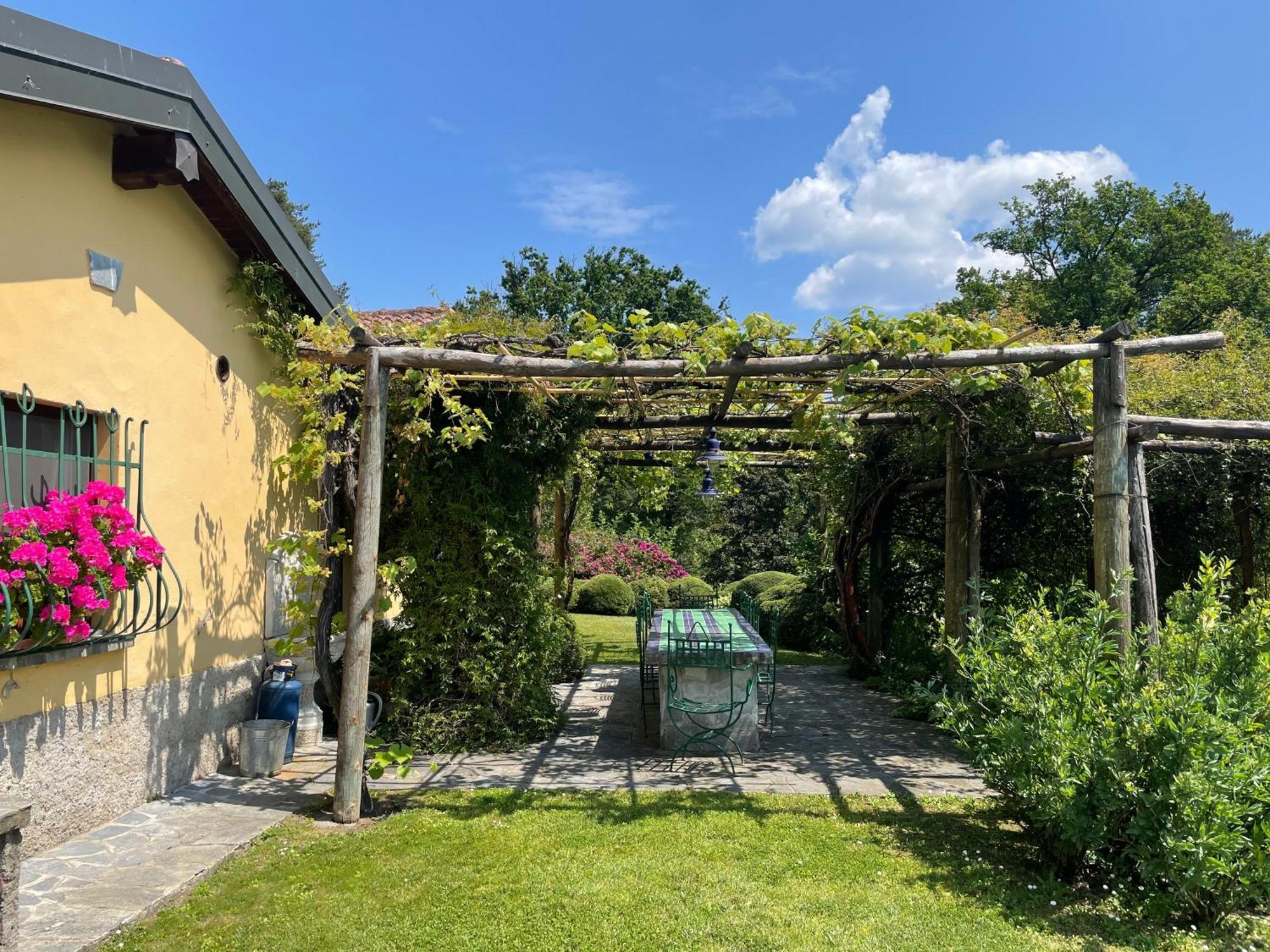 Casetta In Giardino Con Piscina Luino Kültér fotó